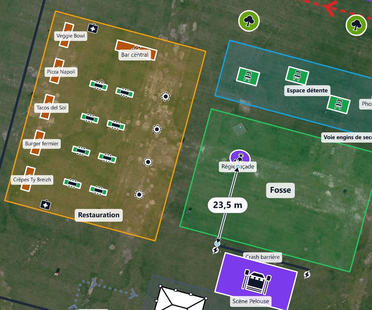 L'éditeur de plan d'implantation d'un festival sur la vue aérienne d'une pelouse : scène et fosse, régie à 23,5 m de la scène, restauration avec cinq food-trucks, espace détente, village de seize tentes d'artisans, backstage, entrée avec contrôle des billets, poste de secours, voie des engins de secours et clôtures.